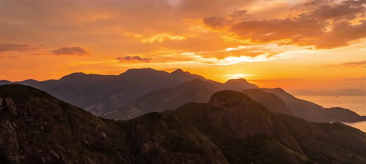 Pôr do sol sobre a serra do Litoral Norte
